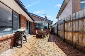 Hearthstone Haven - Spacious Beachside Group Getaway, Safety Beach